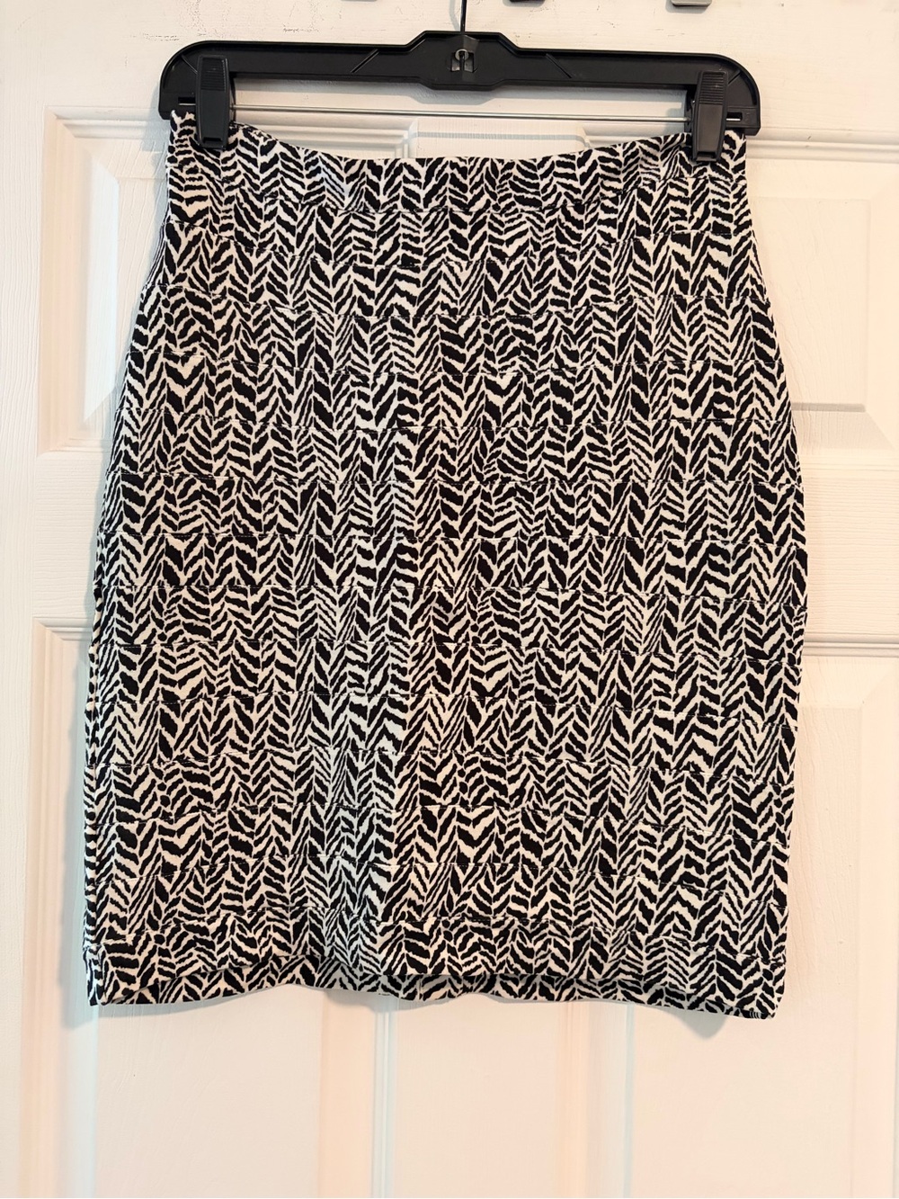Express Black and White Patterned Pencil Skirt